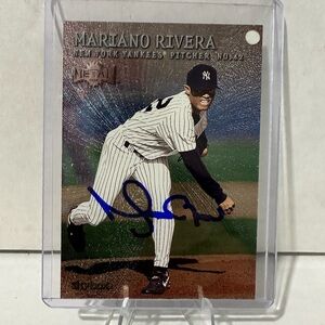Mariano Rivera Signed 2000 Fleer Skybox #135 Baseball Card. COA. Autograph.